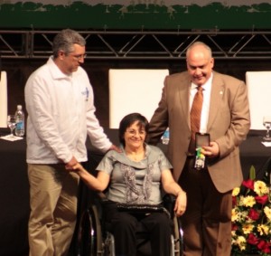 Ministro da Saúde, Alexandre Padilha, Homenagiada Maria da Penha e o Presidente do Conasems, Antônio Carlos Figueiredo Nardi